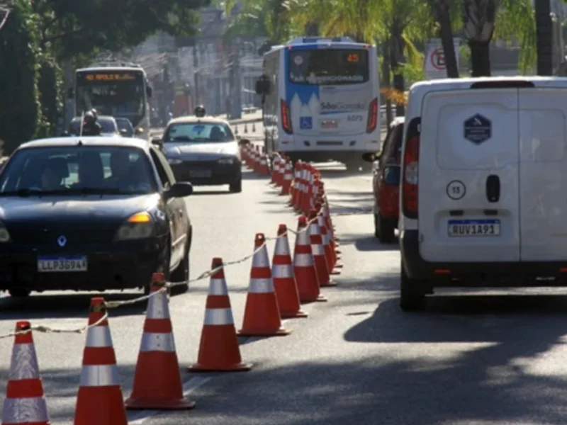 Trânsito em São Gonçalo com cones delimitando faixas; cidade terá interdições para desfile de aniversário