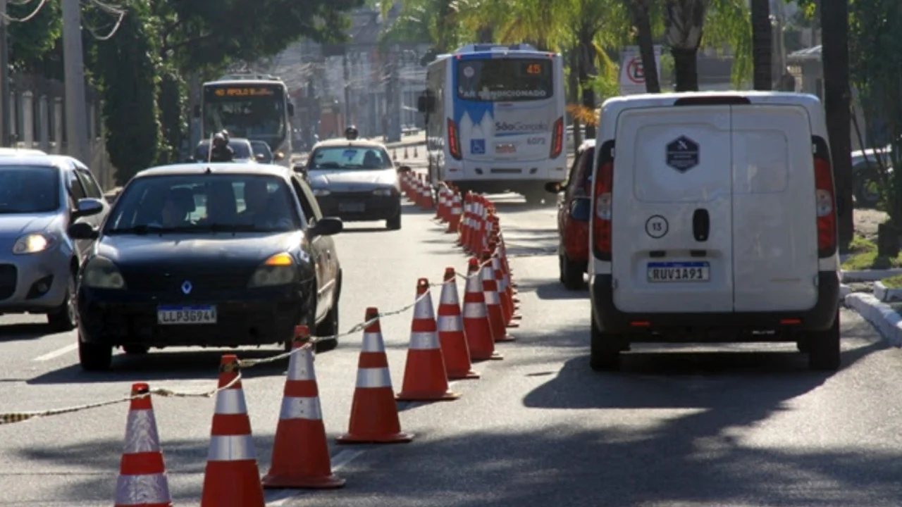 Trânsito em São Gonçalo com cones delimitando faixas; cidade terá interdições para desfile de aniversário Trânsito em São Gonçalo com cones delimitando faixas; cidade terá interdições para desfile de aniversário