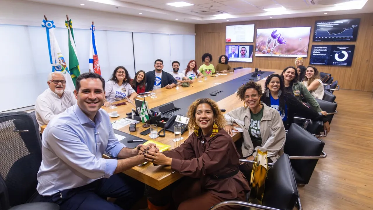 Representantes reunidos na Prefeitura do Rio durante encontro sobre transporte gratuito para estudantes