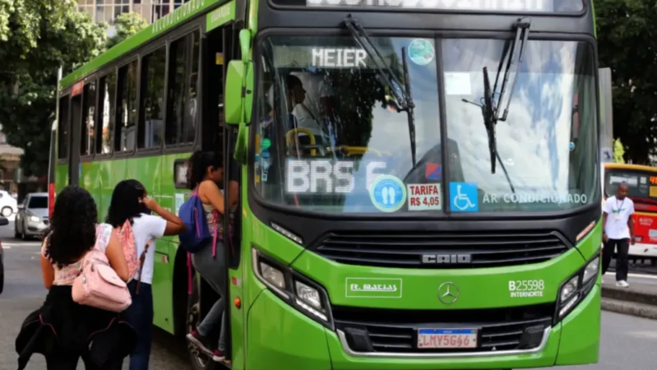 Passageiros embarcam em ônibus municipal do Rio, transporte que será gratuito para candidatos do Enem 2026