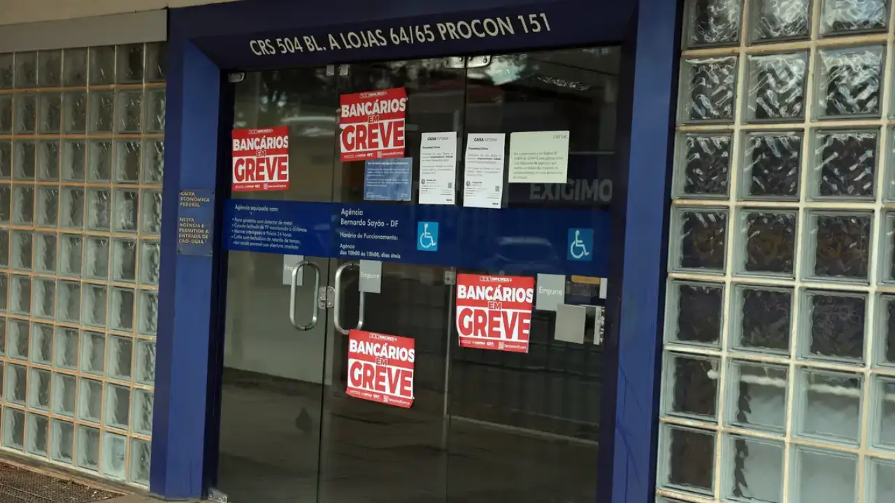 Agência da Caixa Econômica Federal durante greve dos empregados Agência da Caixa Econômica Federal durante greve dos empregados