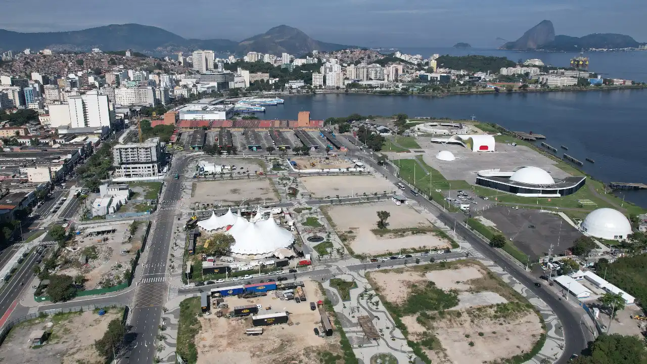 Vista da região central de Niterói, onde novos projetos residenciais somam 7.730 unidades licenciadas