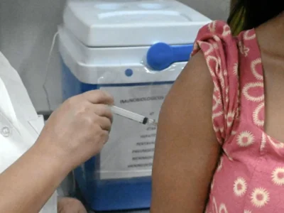 Profissional de saúde aplica vacina em unidade de Niterói