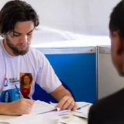 Trabalhadores recebem orientação durante atendimento da Casa do Trabalhador Itinerante de Maricá