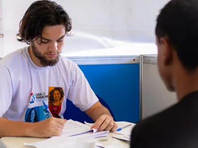 Trabalhadores recebem orientação durante atendimento da Casa do Trabalhador Itinerante de Maricá