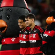 Anthony Valencia e Joaquín Freitas durante apresentação à torcida do Flamengo no Maracanã