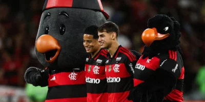 Anthony Valencia e Joaquín Freitas durante apresentação à torcida do Flamengo no Maracanã