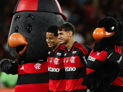 Anthony Valencia e Joaquín Freitas durante apresentação à torcida do Flamengo no Maracanã