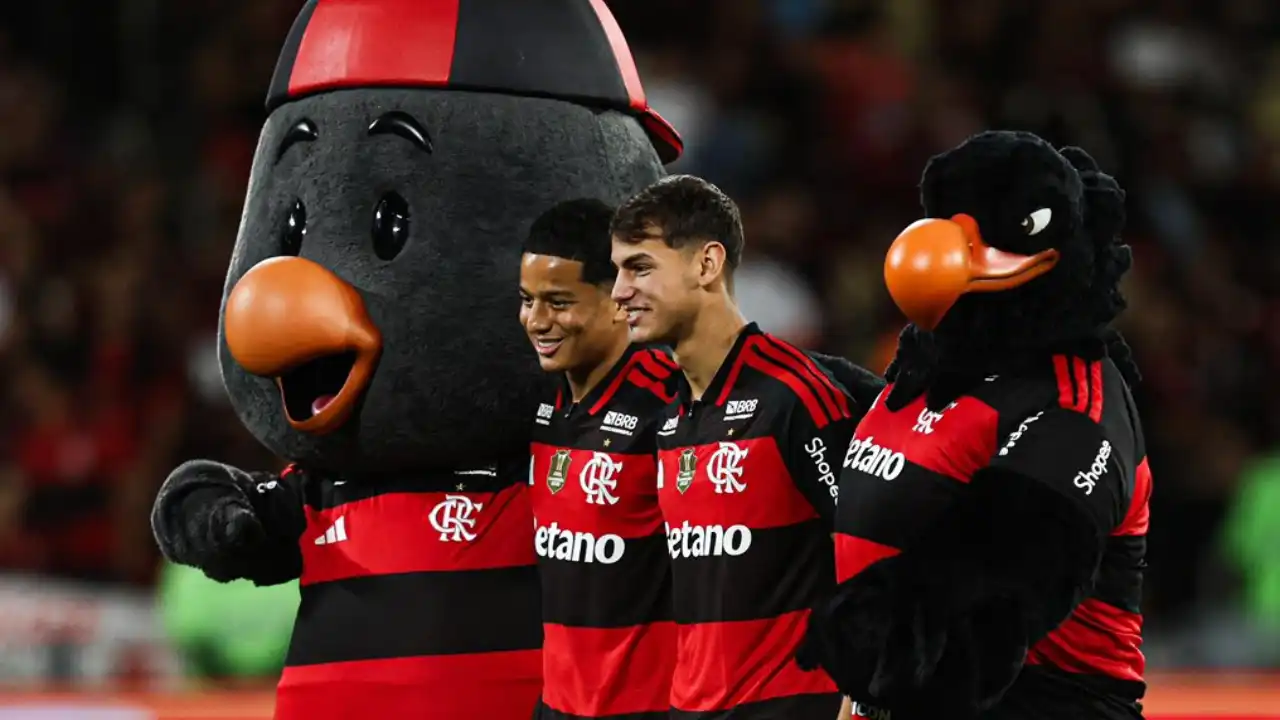 Anthony Valencia e Joaquín Freitas durante apresentação à torcida do Flamengo no Maracanã Anthony Valencia e Joaquín Freitas durante apresentação à torcida do Flamengo no Maracanã