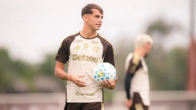 Novo reforço do Flamengo durante primeiro treinamento no Ninho do Urubu