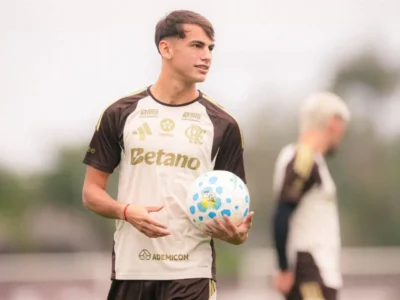 Novo reforço do Flamengo durante primeiro treinamento no Ninho do Urubu