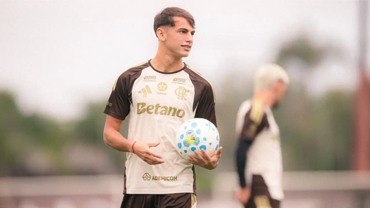 Novo reforço do Flamengo durante primeiro treinamento no Ninho do Urubu