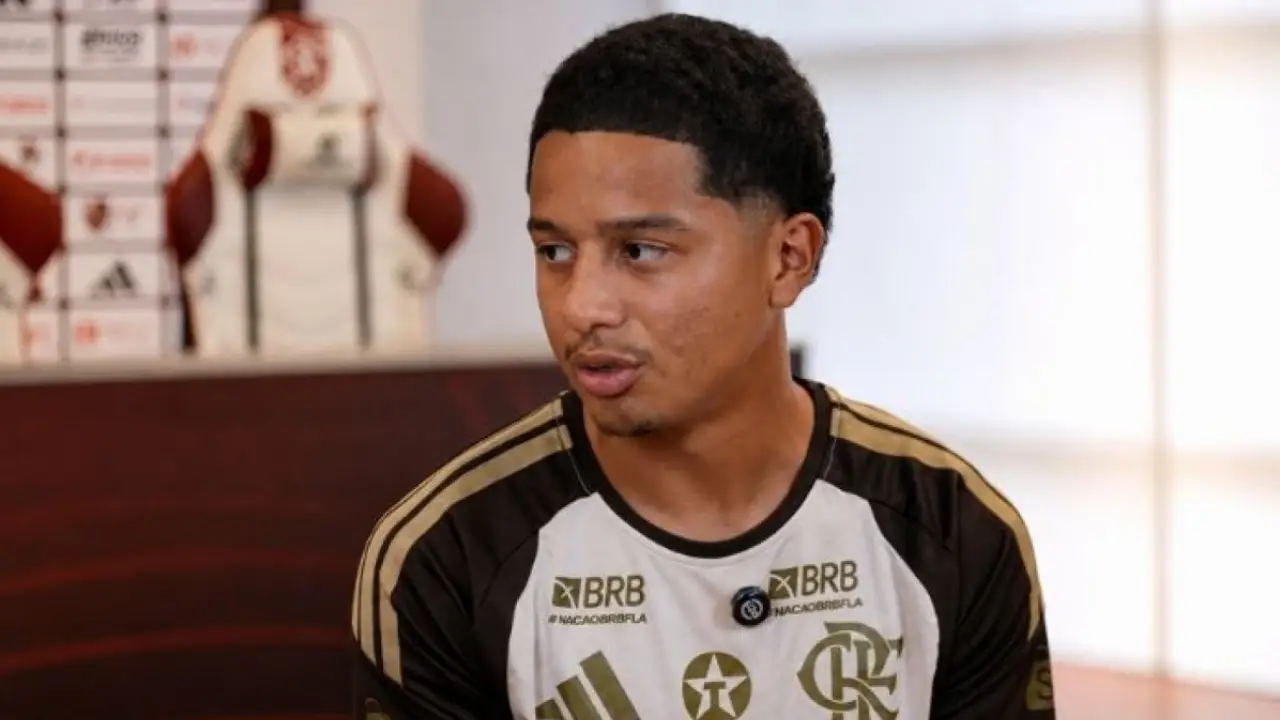 Novo jogador do Flamengo durante entrevista após chegada ao clube