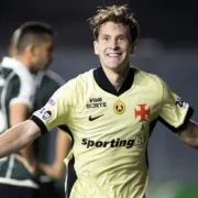 Jogadores do Vasco comemoram goleada por 5 a 0 sobre o Coritiba em São Januário pelo Brasileirão