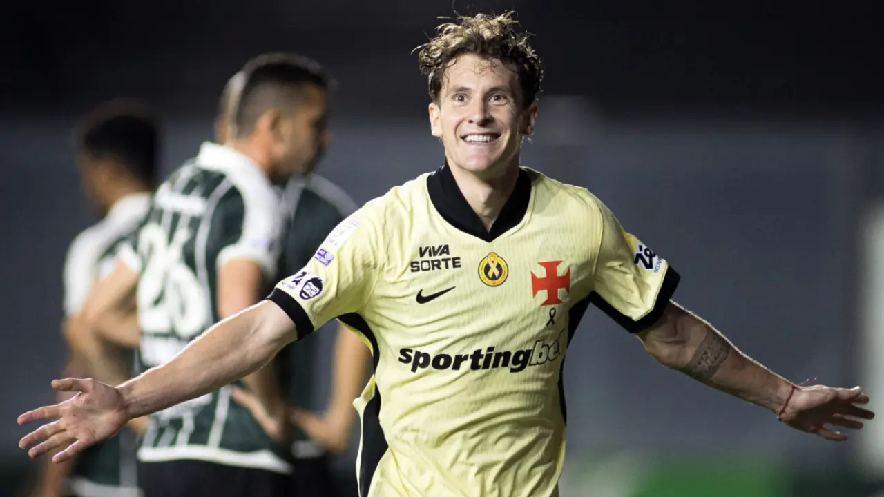 Jogadores do Vasco comemoram goleada por 5 a 0 sobre o Coritiba em São Januário pelo Brasileirão Jogadores do Vasco comemoram goleada por 5 a 0 sobre o Coritiba em São Januário pelo Brasileirão