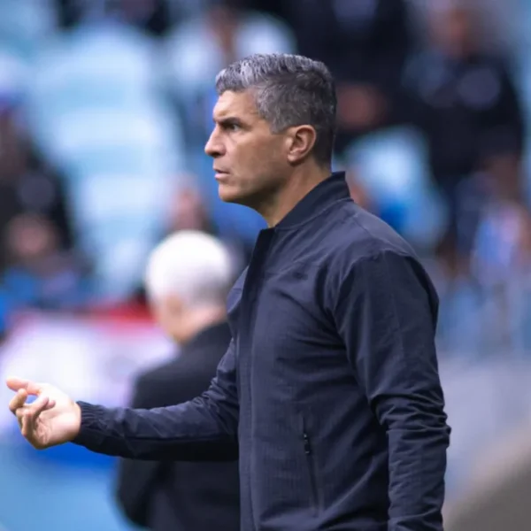 Pedro Emanuel durante partida do Vasco antes do duelo com o Santa Fe