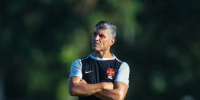 Pedro Emanuel durante treino do Vasco antes do confronto com o Santa Fe pela Sul-Americana