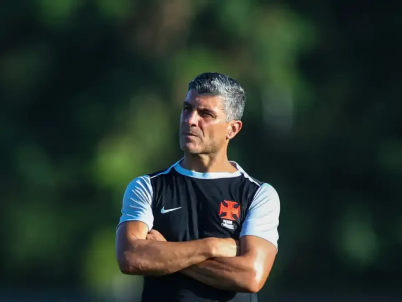 Pedro Emanuel durante treino do Vasco antes do confronto com o Santa Fe pela Sul-Americana