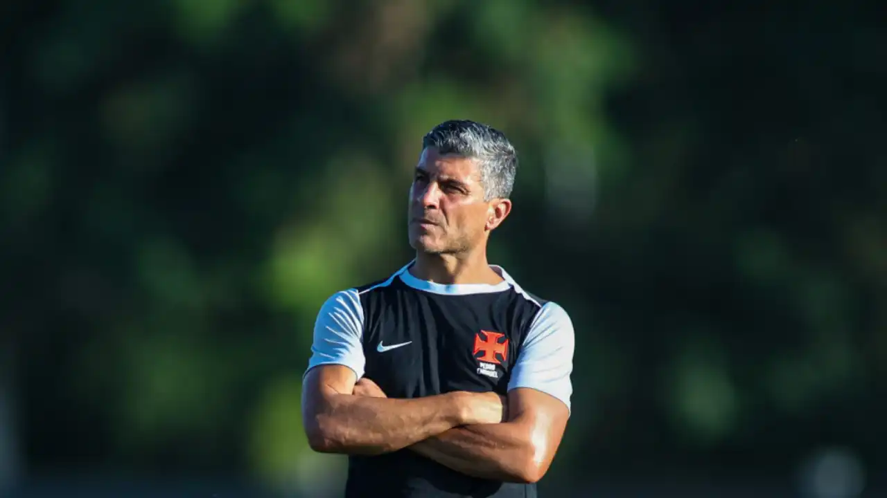 Pedro Emanuel durante treino do Vasco antes do confronto com o Santa Fe pela Sul-Americana