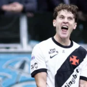 Jogadores do Vasco comemoram a virada sobre o Grêmio pelo Brasileirão
