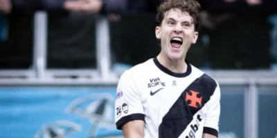 Jogadores do Vasco comemoram a virada sobre o Grêmio pelo Brasileirão