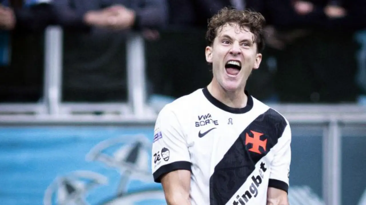 Jogadores do Vasco comemoram a virada sobre o Grêmio pelo Brasileirão Jogadores do Vasco comemoram a virada sobre o Grêmio pelo Brasileirão