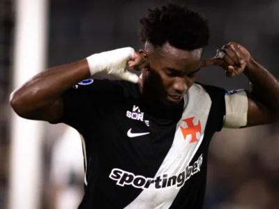 Thiago Mendes durante comemoração do Vasco após classificação na Copa do Brasil