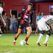 Jogadores de Vitória e Grêmio antes do confronto pela 26ª rodada do Campeonato Brasileiro