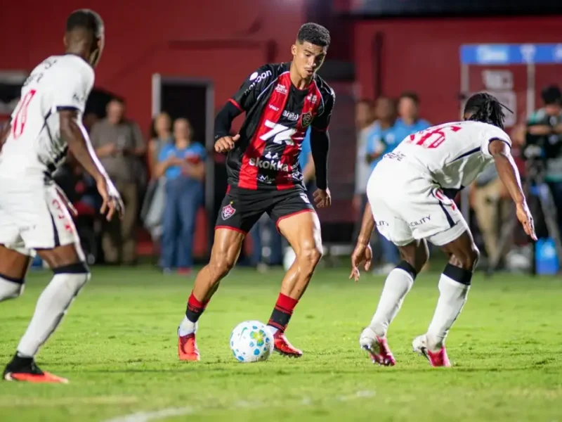 Jogadores de Vitória e Grêmio antes do confronto pela 26ª rodada do Campeonato Brasileiro