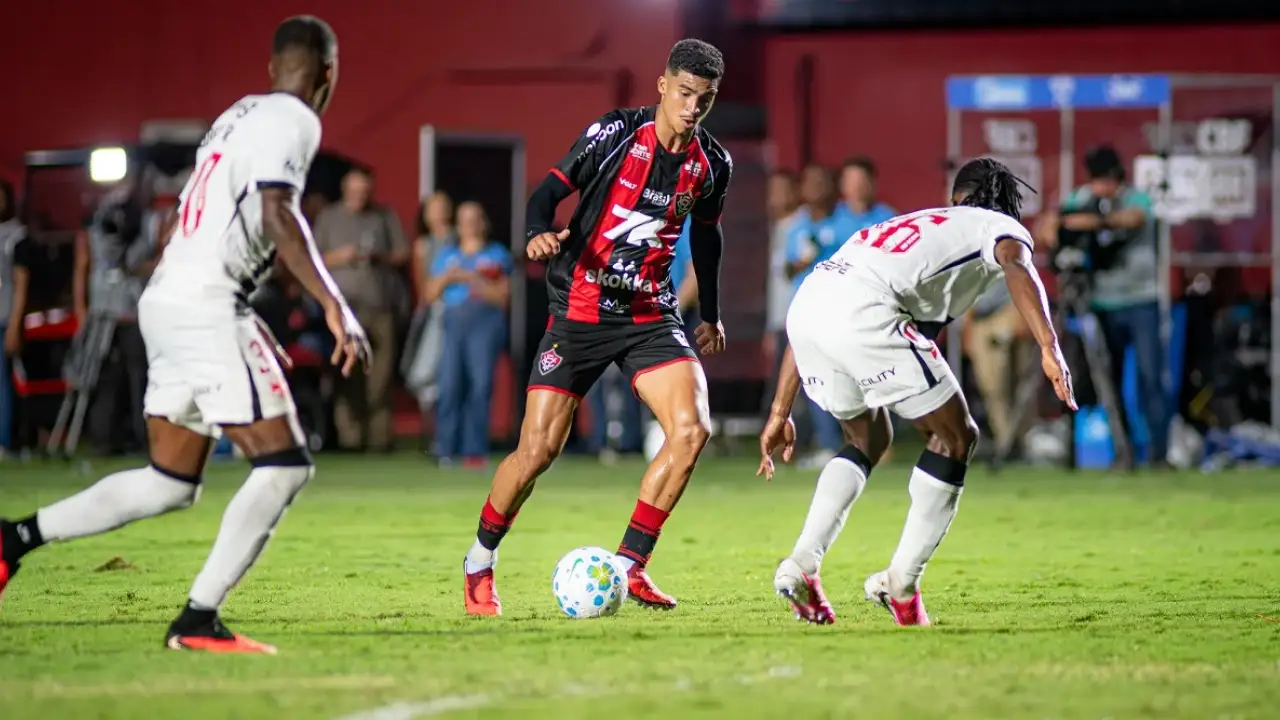 Jogadores de Vitória e Grêmio antes do confronto pela 26ª rodada do Campeonato Brasileiro Jogadores de Vitória e Grêmio antes do confronto pela 26ª rodada do Campeonato Brasileiro