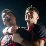 Jogadores do Vitória comemoram gol de Renê contra o Grêmio no Barradão pelo Brasileirão