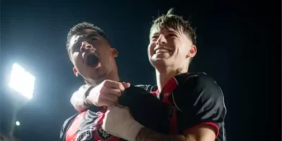Jogadores do Vitória comemoram gol de Renê contra o Grêmio no Barradão pelo Brasileirão