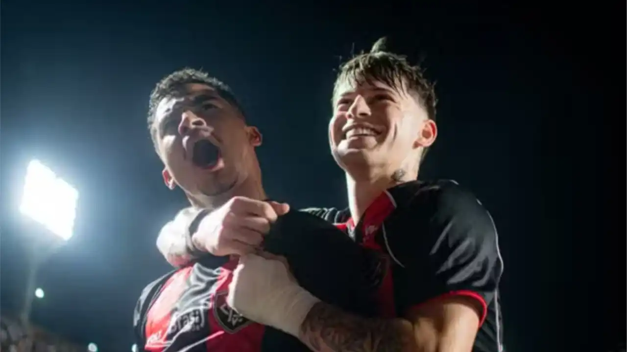 Jogadores do Vitória comemoram gol de Renê contra o Grêmio no Barradão pelo Brasileirão