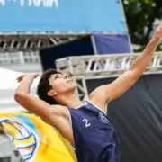 Estudantes comemoram durante competições esportivas na Praia de Icaraí, em Niterói