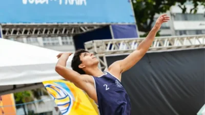 Estudantes comemoram durante competições esportivas na Praia de Icaraí, em Niterói