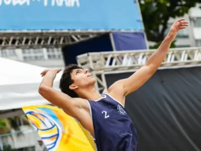 Estudantes comemoram durante competições esportivas na Praia de Icaraí, em Niterói