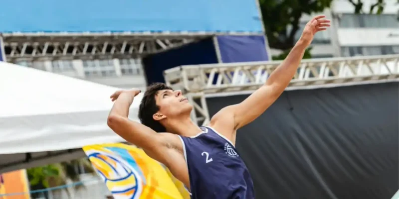 Estudantes comemoram durante competições esportivas na Praia de Icaraí, em Niterói