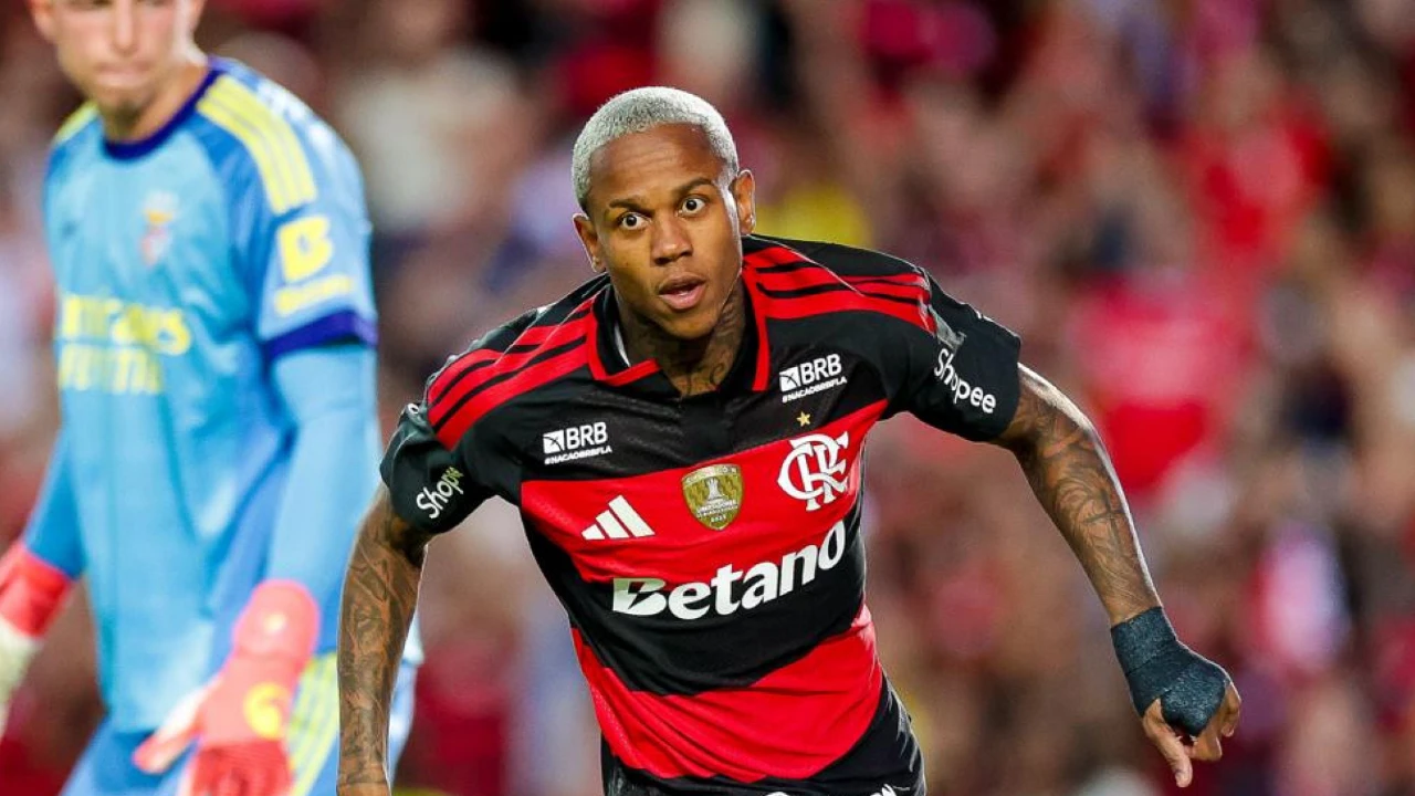 Wallace Yan em sua passagem pelo Flamengo antes da transferência para o Red Bull Bragantino Wallace Yan em sua passagem pelo Flamengo antes da transferência para o Red Bull Bragantino