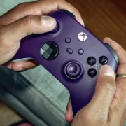 Pessoa segura um controle sem fio Xbox durante uma partida.