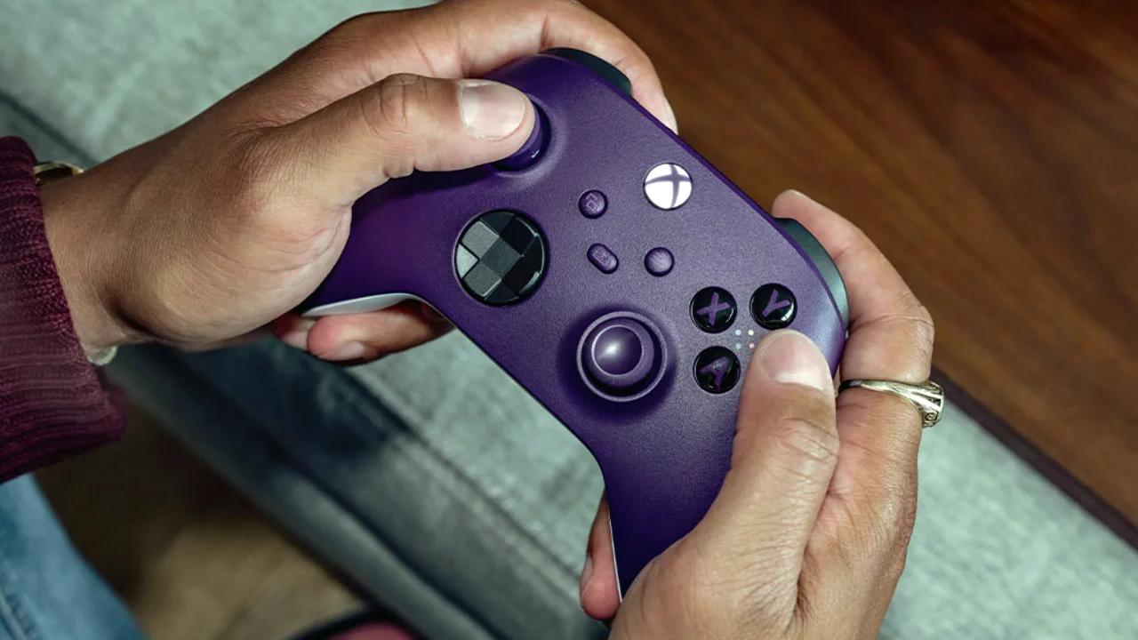 Pessoa segura um controle sem fio Xbox durante uma partida.