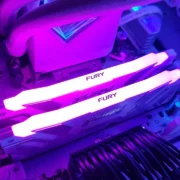 Dois módulos de memória RAM instalados na placa-mãe de um computador gamer, ilustrando a comparação entre 16 GB e 32 GB para jogos.