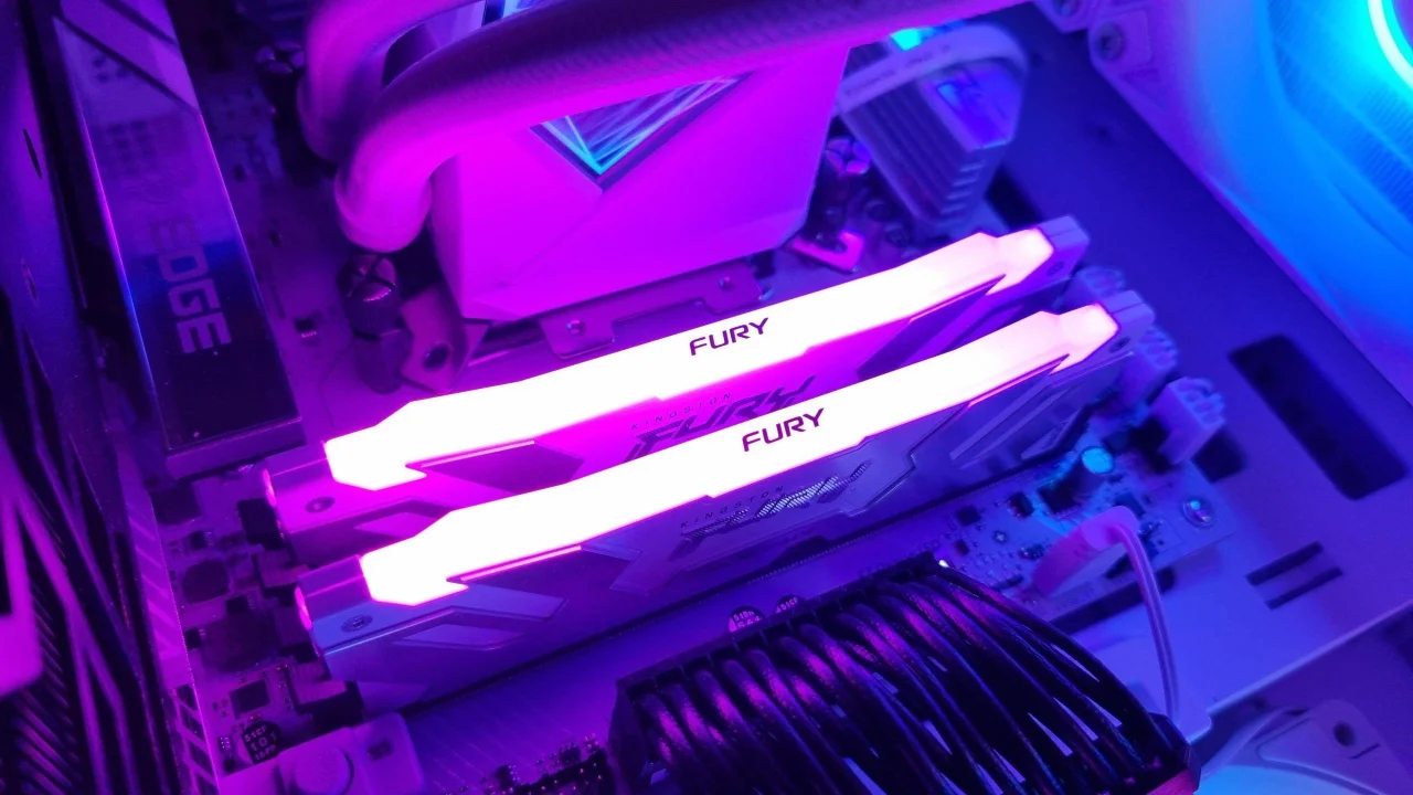 Dois módulos de memória RAM instalados na placa-mãe de um computador gamer, ilustrando a comparação entre 16 GB e 32 GB para jogos.