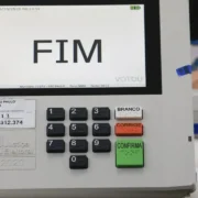 Urna eletrônica utilizada durante o primeiro turno das Eleições 2026