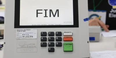 Urna eletrônica utilizada durante o primeiro turno das Eleições 2026