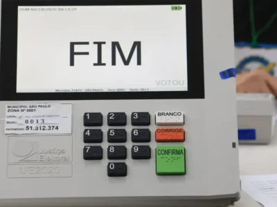 Urna eletrônica utilizada durante o primeiro turno das Eleições 2026