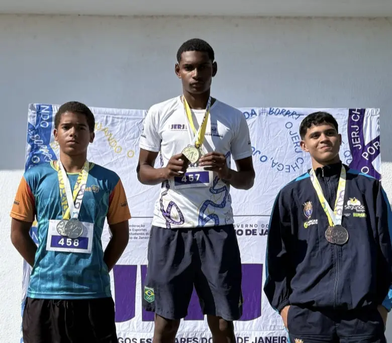 Antônio Laurêncio, estudante de Niterói, no lugar mais alto do pódio, nos Jogos Escolares do Rio de Janeiro | Divulgacao