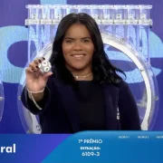 Garota da Sorte exibe bola ejetada do globo durante sorteio que formou o resultado completo de todos os prêmios do concurso 6109 da Loteria Federal, referente à Extração de quarta-feira, 14/10, com todas as dezenas de milhar do 1º, 2º, 3º, 4º, 5º prêmio, bem como premiações derivadas | Reprodução