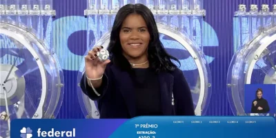 Garota da Sorte exibe bola ejetada do globo durante sorteio que formou o resultado completo de todos os prêmios do concurso 6109 da Loteria Federal, referente à Extração de quarta-feira, 14/10, com todas as dezenas de milhar do 1º, 2º, 3º, 4º, 5º prêmio, bem como premiações derivadas | Reprodução