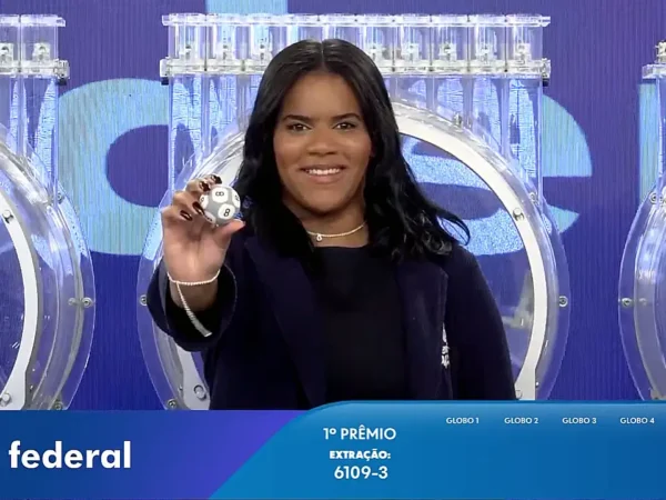 Garota da Sorte exibe bola ejetada do globo durante sorteio que formou o resultado completo de todos os prêmios do concurso 6109 da Loteria Federal, referente à Extração de quarta-feira, 14/10, com todas as dezenas de milhar do 1º, 2º, 3º, 4º, 5º prêmio, bem como premiações derivadas | Reprodução