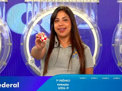 Garota da Sorte exibe bola ejetada do globo durante sorteio que formou o resultado completo de todos os prêmios do concurso 6106 da Loteria Federal, referente à Extração de Sábado, 03/10, com todas as dezenas de milhar do 1º, 2º, 3º, 4º, 5º prêmio, bem como premiações derivadas